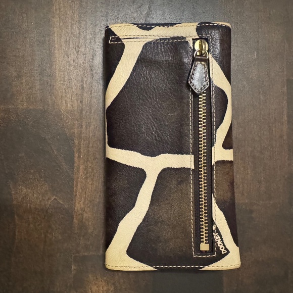 Dooney & Bourkey Giraffe Wallet - Picture 2 of 6